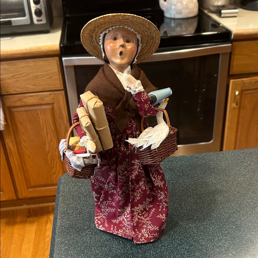 Byer’s Choice Woman Statue